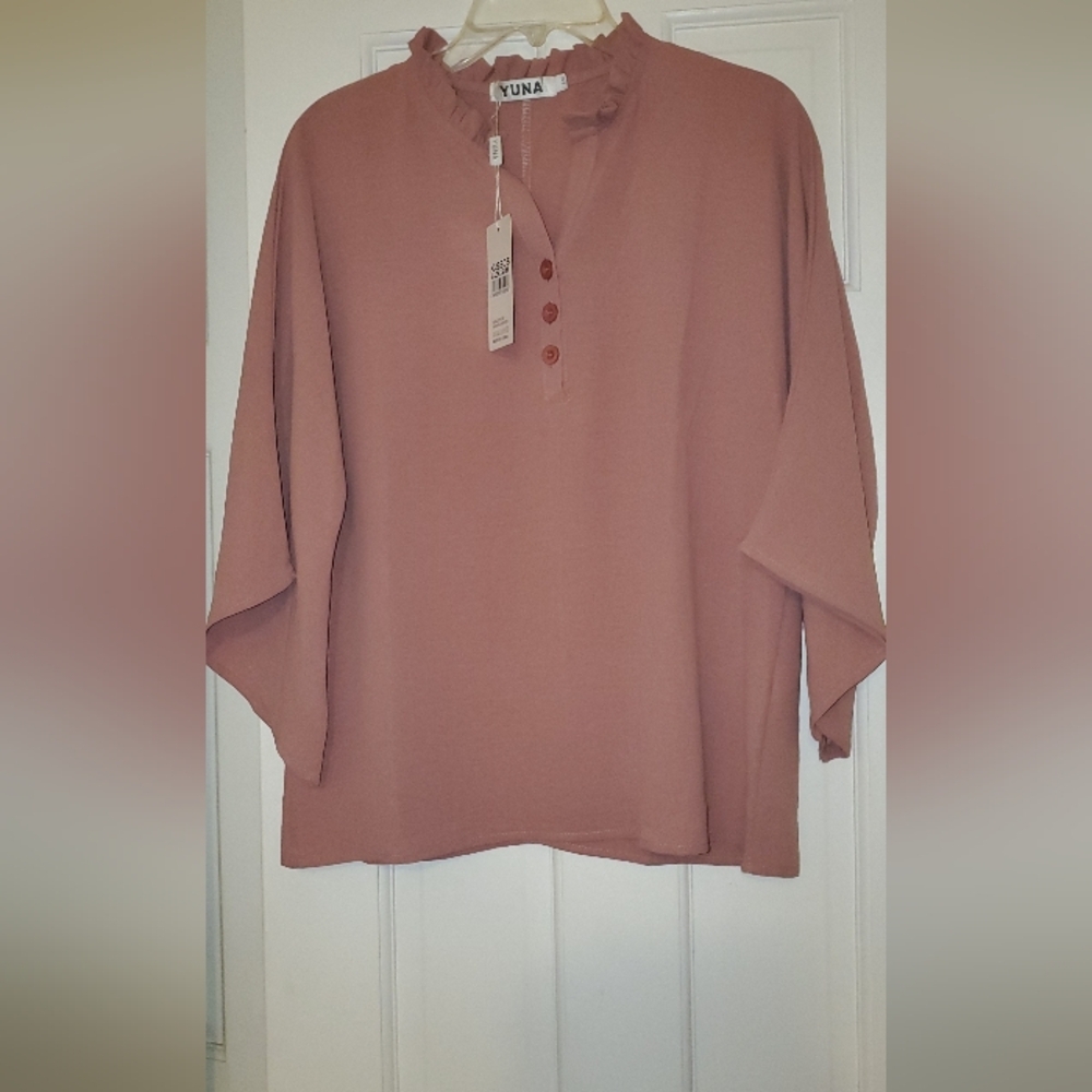 Yuna S/M dusty pink blouse with a ruffled collar and button-down front.